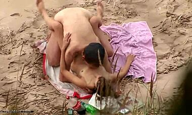 Chlape, vrtat tu tmavovlasou přítelkyni zezadu na pláži je divočina!