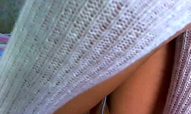 i'm fingering my wet pussy while wearing socks on cam