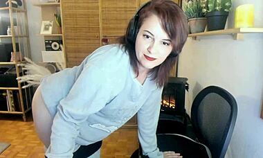 Hé, veux sentir mon gros pyjama pendant que je pète ? Cette belle-mère italienne te bandera dur !