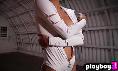 Perfect teen model Deisy Leon teases in sexy tight clothes