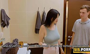 Scontro sisporn in bagno diventa scopata veloce per la sorellastra! 🛁