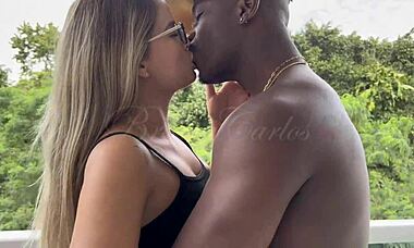 Fomos transar na sacada do prédio o segurança pegou a gente no flagra tivemos que entrar e o negão roludo me comeu sem dó e arrombou minha bucetinha socando forte completo no red e sheer 😏