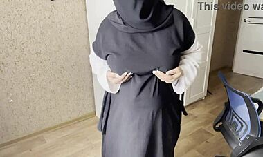 Muslim teen in hijab gets wet while masturbating solo