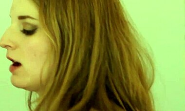 18-year-old model licks pussy with lesbian painter 😘