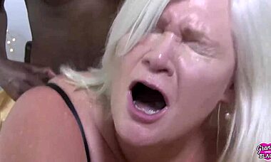 Oma Houdt Van Zwart - Lexus en Lacey geven stomende POV neukbeurt en handjobs