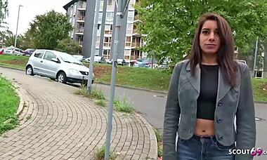 Německý scout - Mladá Bonnie tvrdě ošukaná na spontánním castingu