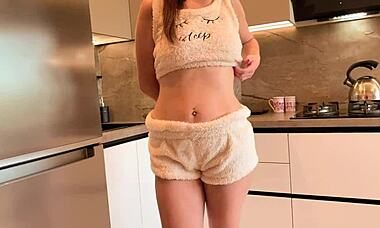 Styvpappa lär ryska styvdotter att rida kuk i missionärställning