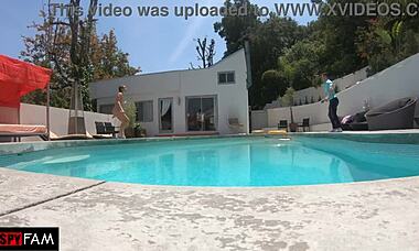 Styvsyster ertappad med leksak suger styvbrors kuk för att hålla tyst