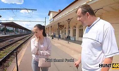 Хей, вярваш ли, че този старец пуска приятелката си да чука непознат за пари?