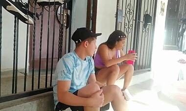 Mi vecino cachondo me folla cuando su esposa no esta