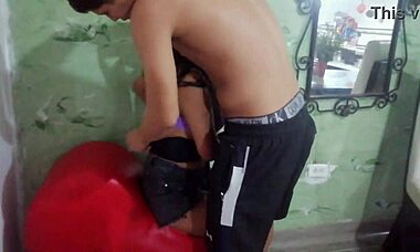 Mi vecino cachondo me folla cuando su esposa no esta