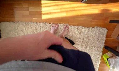 Stiefzus trekt condoom af tijdens intiem moment voor creampie