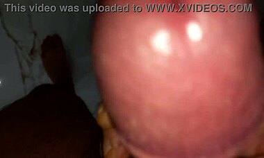 Üvey annenin ev duşu büyük sik boşalmasıyla biter. Banyoda riskli mastürbasyon!