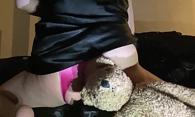 My hot white step sister rides cucumber dildo to orgasm in LA, so sexy!