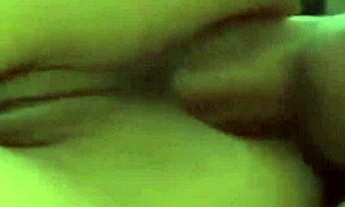 Pokojówka dziwka sprząta pokój, kończy ze spermą w ciasnej dupie!