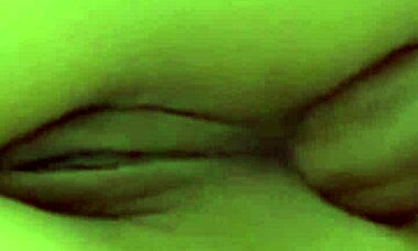 Πόρνη υπηρέτρια καθαρίζει το δωμάτιο, καταλήγει με σπέρμα στον σφιχτό κώλο της!