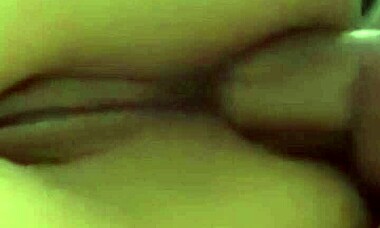 Szobalány kurva takarít, végül cumot kap a szűk seggébe!