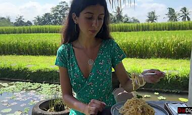 Cumwalk in publiek café, pasta carbonara eten met zaad op gezicht?