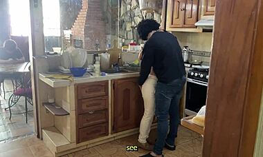 Můj kamarád šuká mou ženu za mými zády doma, jsem žárlivý, ale vzrušený