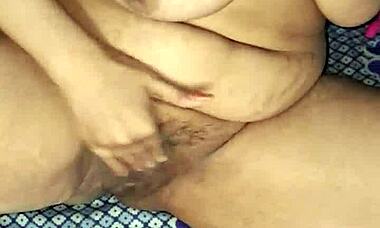 Desi indijska Alisha bhabhi se masturbera z balonom in pazduho?