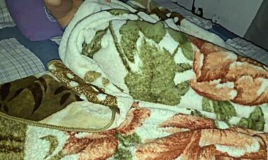 Doar îi frec pizda fiicei vitrege inocent, și pula mea alunecă înăuntru cu dorință! 😳