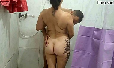 قبضت على ابن زوجي بيستمني في الحمام أثناء راحة عملي