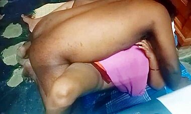 Desi ciocia mleczna cipka lizana z tamilskim chłopakiem w sypialni