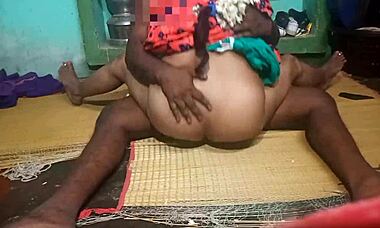 Indian Aunty Screams While Fucking Her Boyfriend!