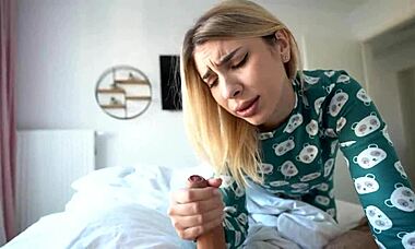 호텔 방에서 의붓엄마와 의붓아들이 침대 공유