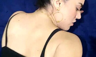 핫 와이프 커플 루나가 강렬 애널 액션에 빠져. 그녀의 엉덩이가 홈메이드 스타일로 거대한 자지로 박힘