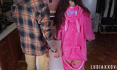 Mladá nevlastná dcéra sa ohýba pre perv nevlastného otca, ponára sa do mokrej pičky v kostýmovom roleplay