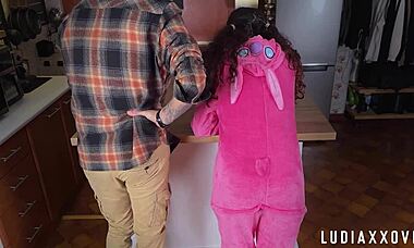 enteada adolescente se abaixa pro padrasto tarado, mergulhando na buceta molhada em roleplay de fantasias