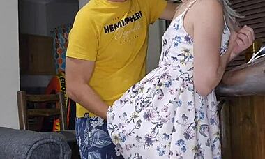 Tukang ledeng acak ngentot memek basah ketat pakai jari sampe squirt