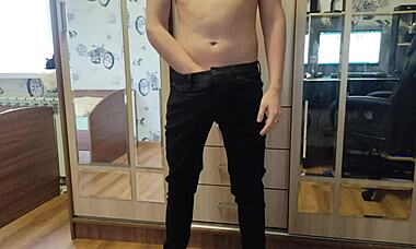 Massage turns into moaning orgasm in her room