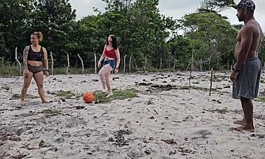 Jugando a la pelota en el capinho con mi vecino, perdemos el cusinho