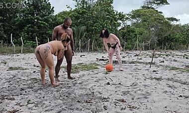 batendo bola no capinho com meu vizinho perdemos o cusinho