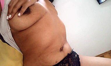 สาวลาตินตื่นมาพร้อมกางเกงเปียกหอมหี แล้วเงี่ยนจนต้องเสียวตัวเอง