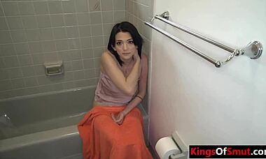 صادفت زوجة أبي رايلي جين تلعب بماسكة ونكتها من الخلف بقوة