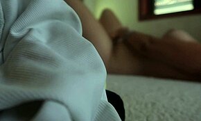 Ukryta Kamera Łapie Pasierbicę Masturbującą Się Samą