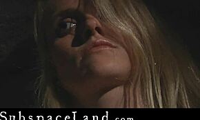 Op het kasteel krijg ik mijn behaarde poesje gevingerd en deepthroated in BDSM bondage