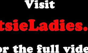 Tetovaná tínedžerka 18+ šúcha kohút ponožkami a nohami