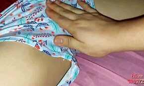 Video rumah Desi dengan Hermanastra kali pertama di katil bawah cadar