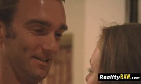 Babe swinger excitate se aruncă în sex oral și distracție de orgie sălbatică