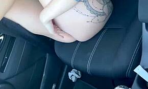 เฮ้ย อยากเห็นสาว 18+ คนนี้เสยตัวเองในรถกับสต็อกกิ้งและกางเกงในไหม?