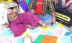 पिसिंग इंडियन प्रिया हिंदी डर्टी प्ले में भीग रही है