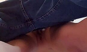 Teini 18+ käyttää omaa pillumehua perseensä naimiseen!