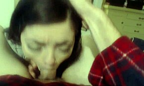 Fata tatuată cu sâni mari dă muie fierbinte în pov homemade