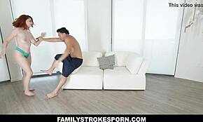 زب أخي غير الشقيق ينزلق في كسي المبلل الشعر. آنابل ريد تستمتع بالنيك الممنوع.