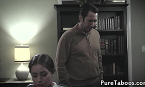 טינאייזרית שובבה מפתה מורה לכיף אסור