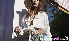 Playboy4 Com - Jovencita de tetas grandes se desnuda caliente al aire libre mostrando su cuerpo desnudo impresionante